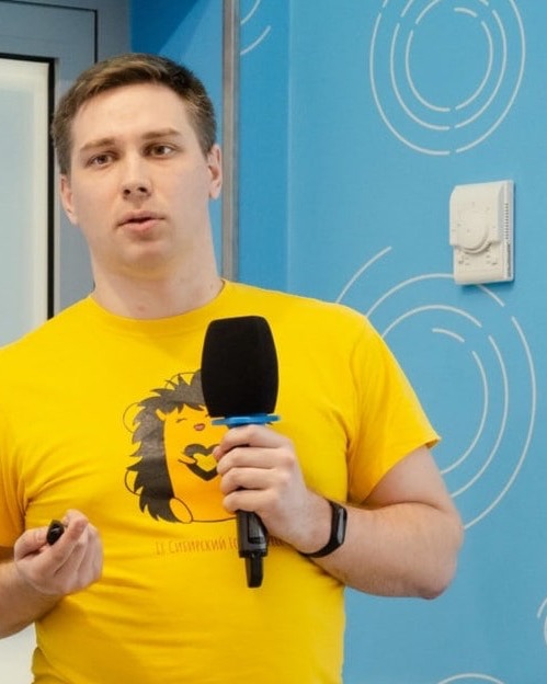 Сергей Мазаев читает лекцию в DeeplayLab